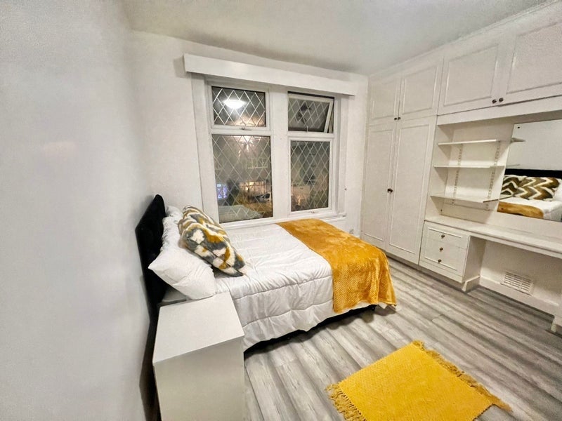 Room Quadrant Road in Greater London