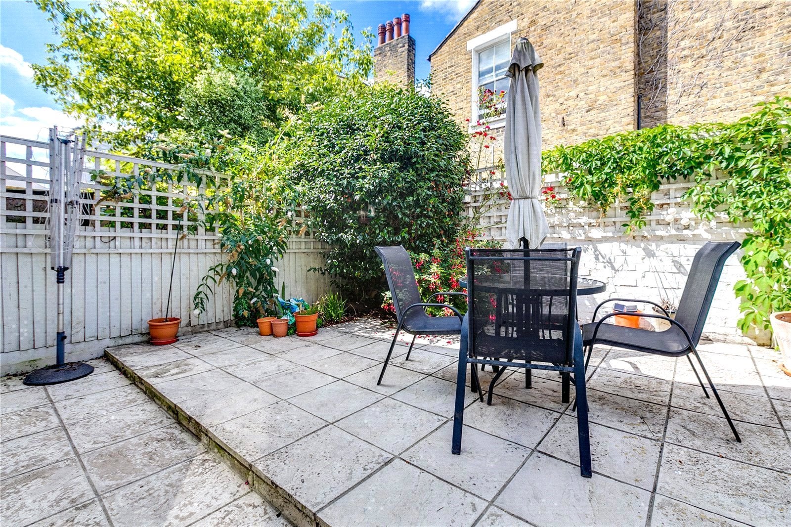 Flat Dinsmore Road in Greater London