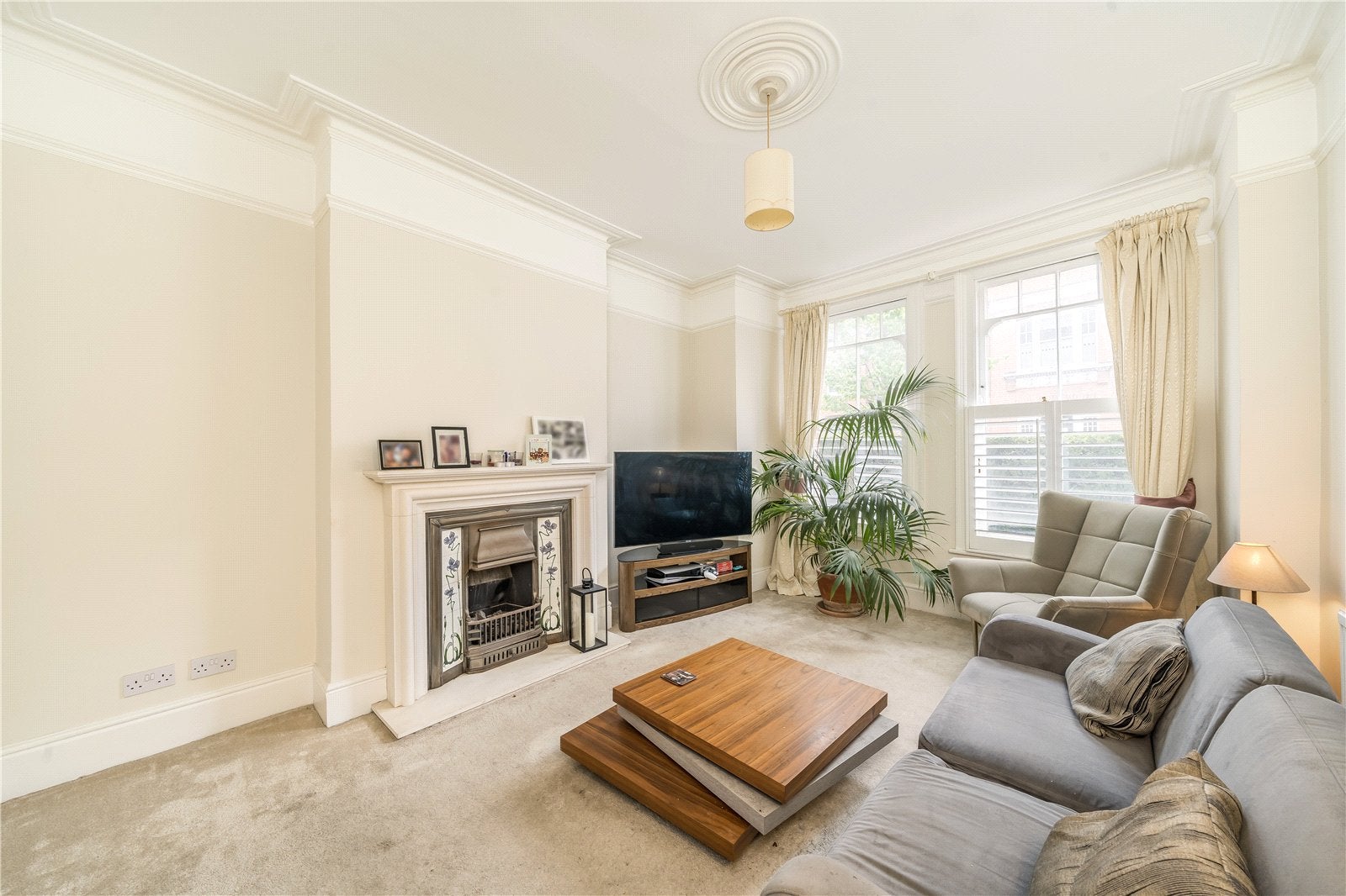 Flat Dinsmore Road in Greater London