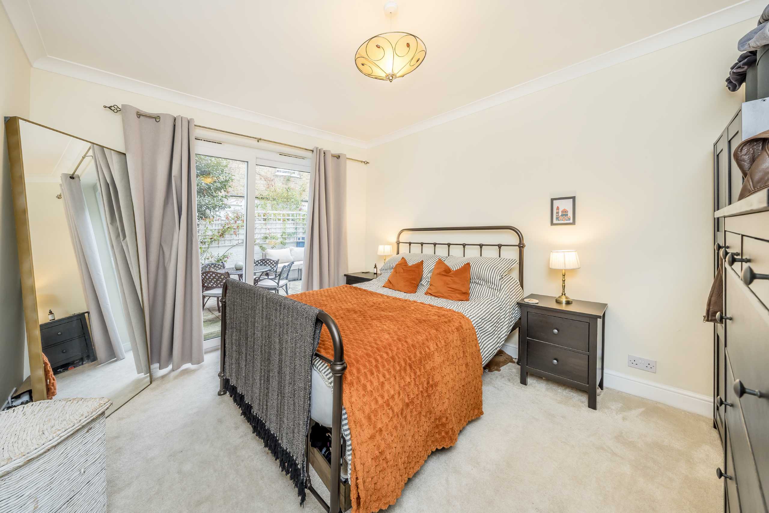 Flat Dinsmore Road in Greater London