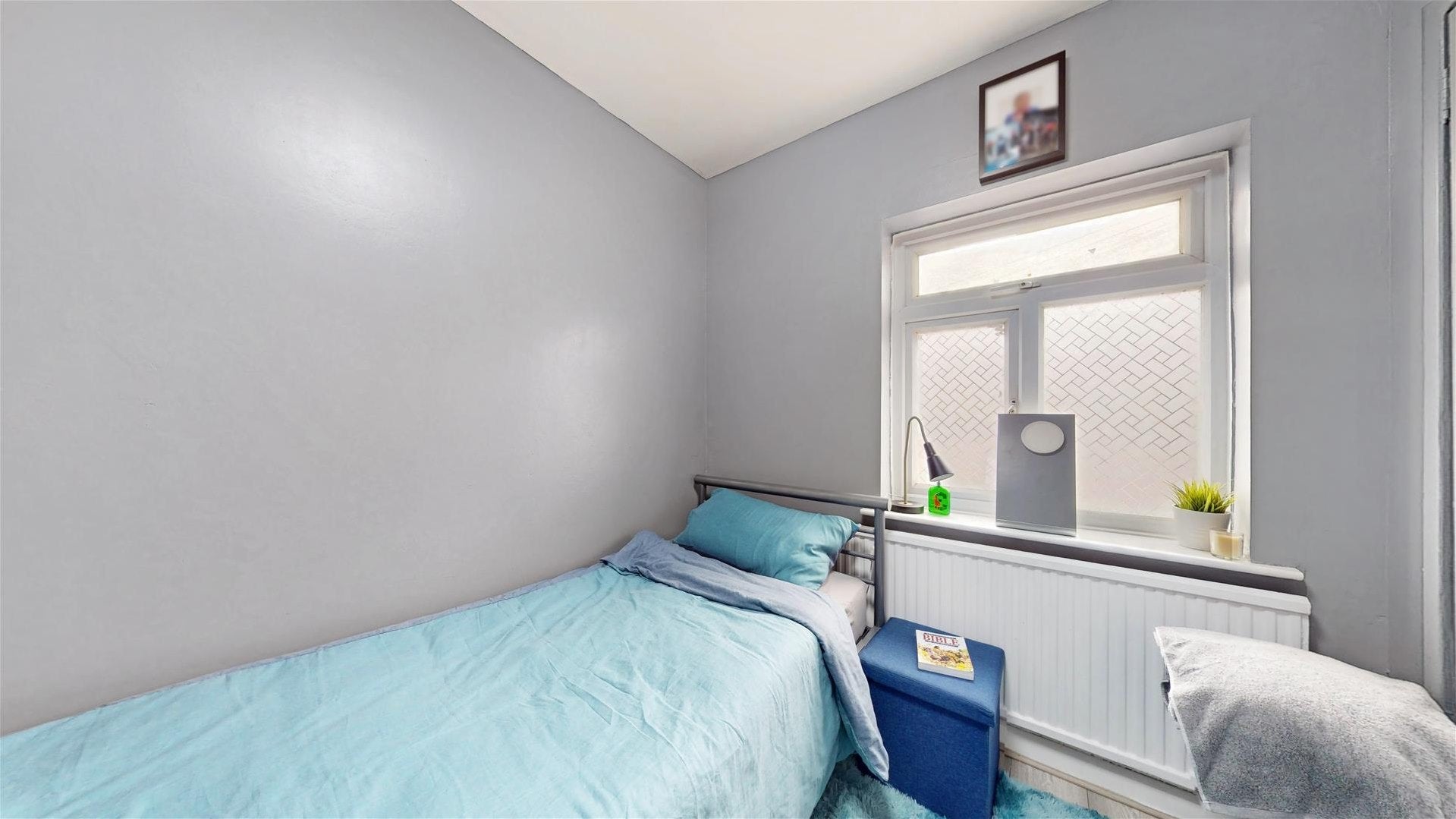 House Brooks Avenue in Greater London