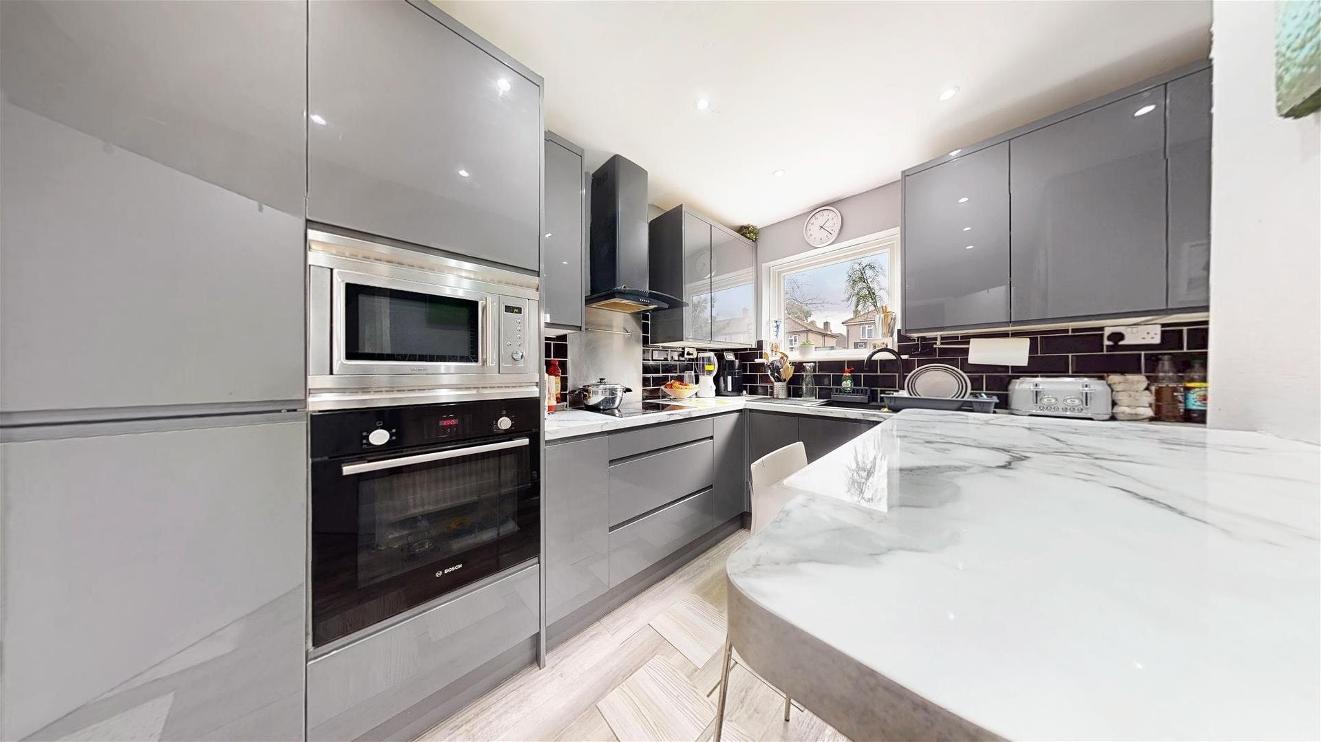 House Brooks Avenue in Greater London