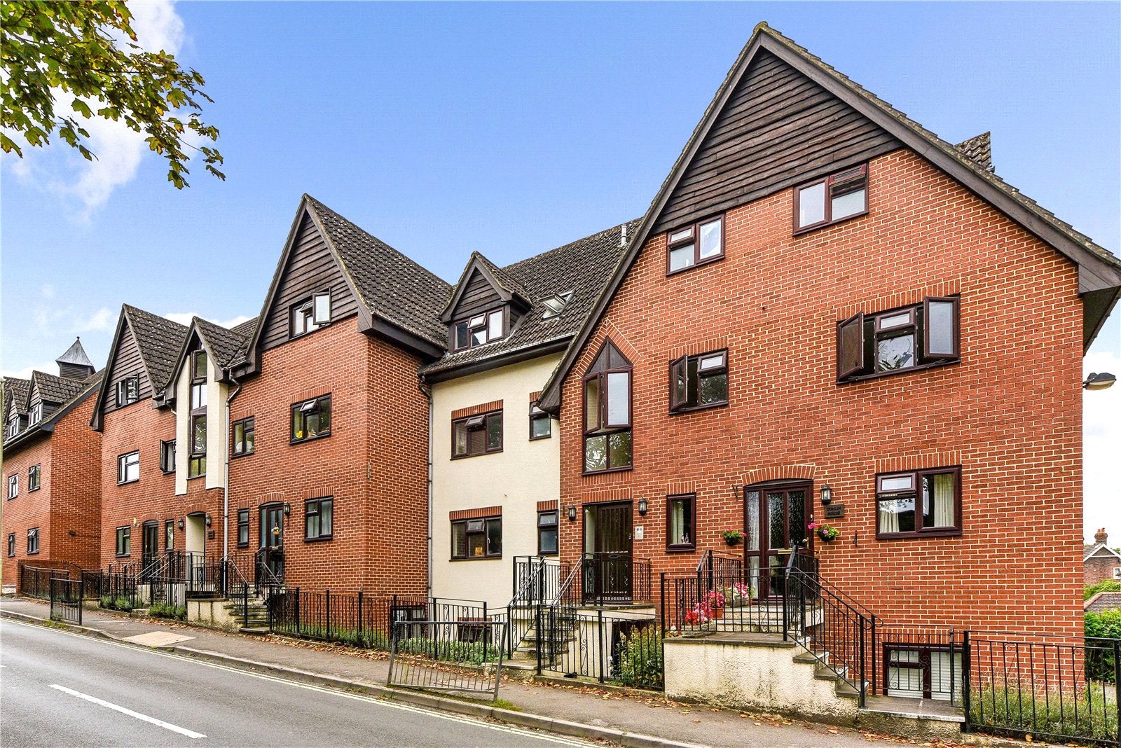 Flat Midhurst Road in East Hampshire