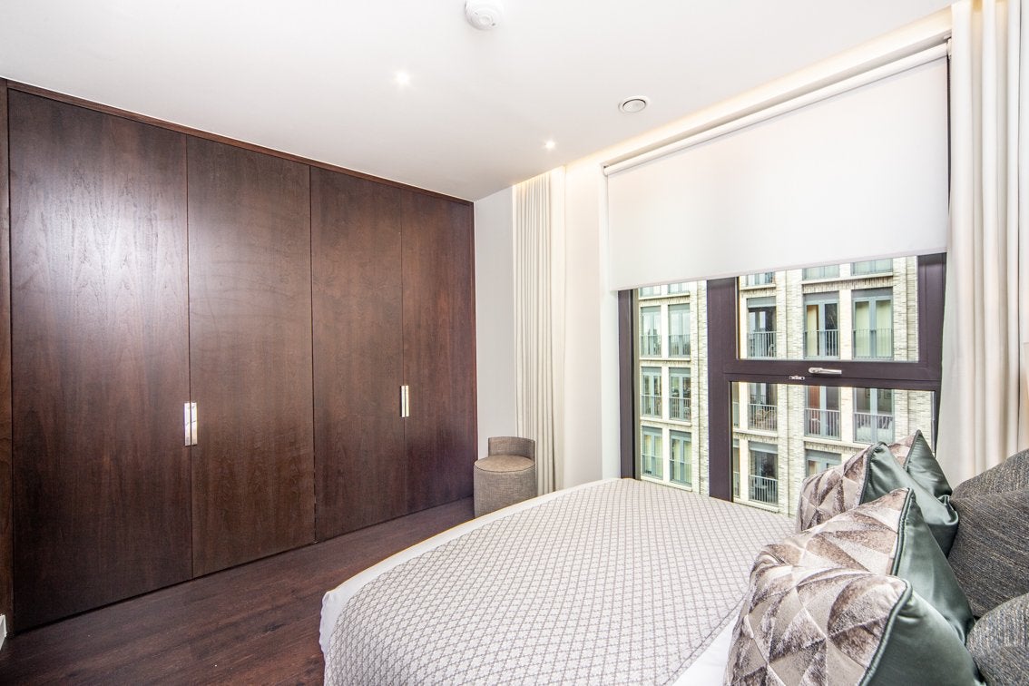 Flat Ponton Road in Greater London