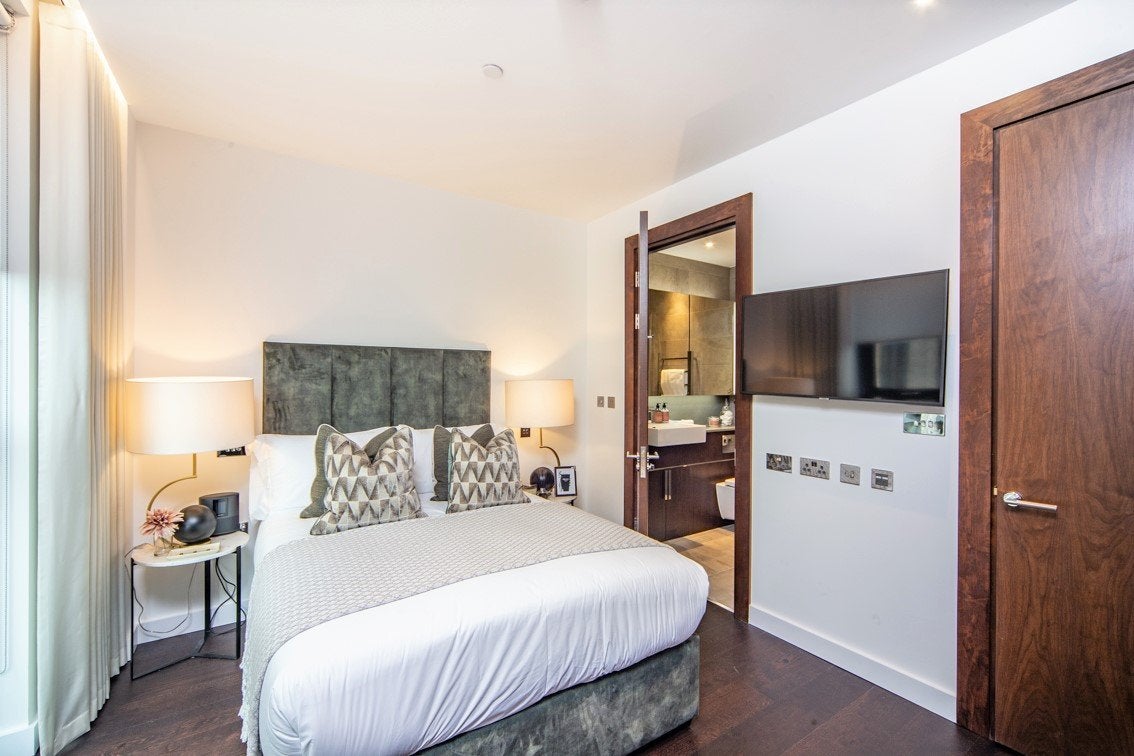 Flat Ponton Road in Greater London