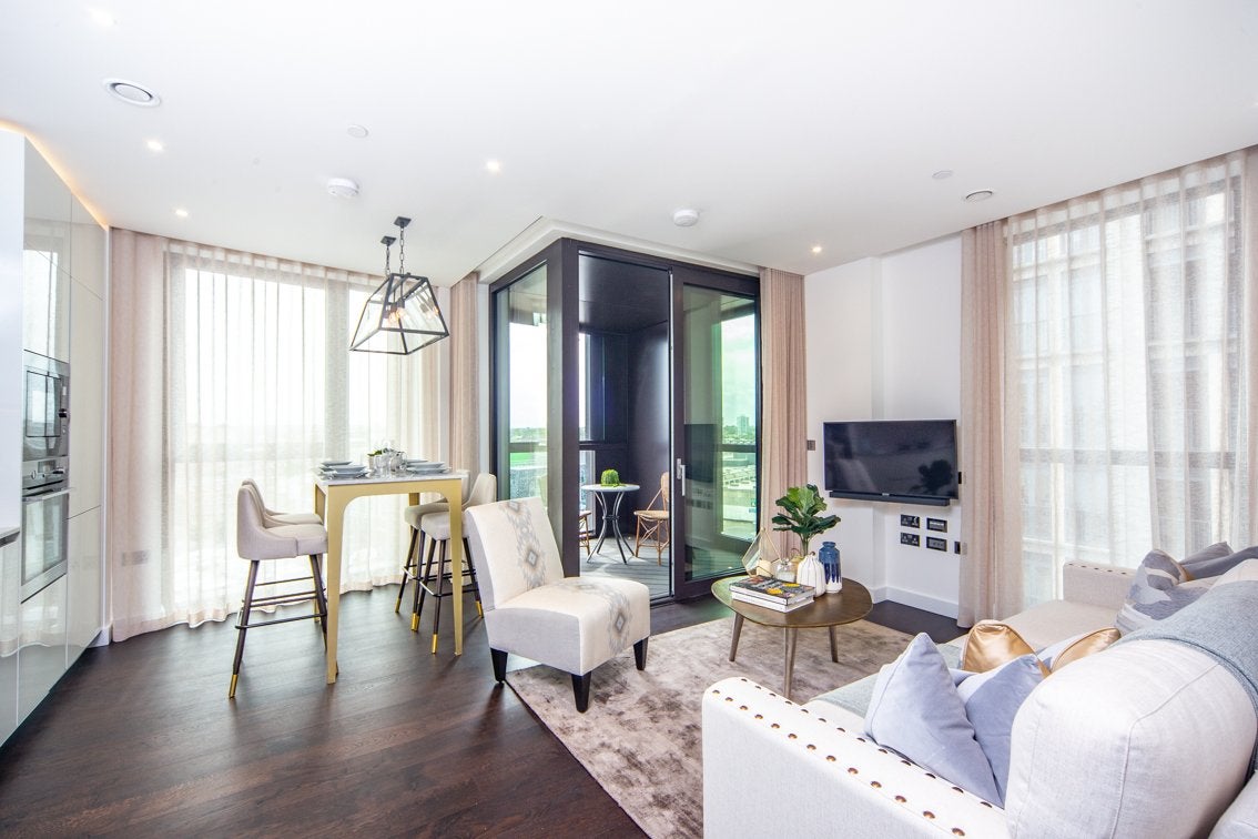 Flat Ponton Road in Greater London