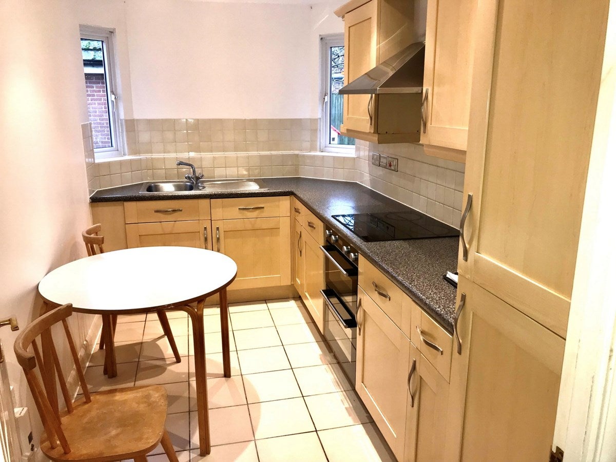 Flat Kenton Road in Greater London