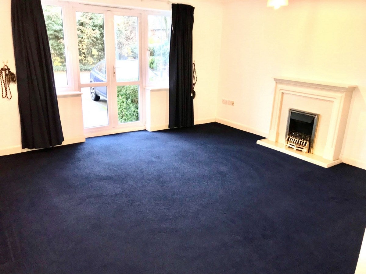 Flat Kenton Road in Greater London