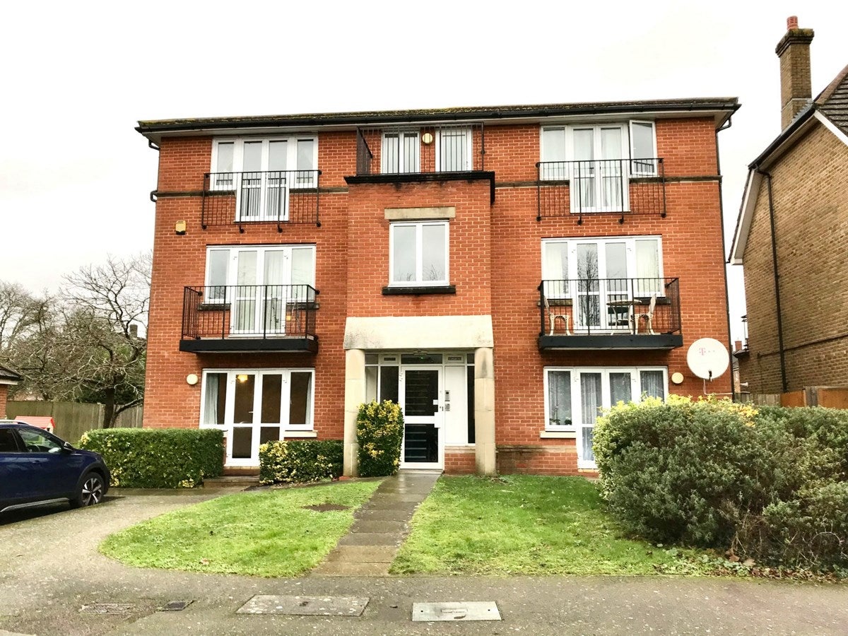 Flat Kenton Road in Greater London