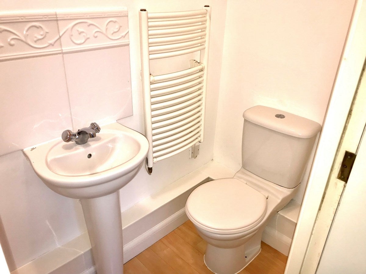 Flat Kenton Road in Greater London
