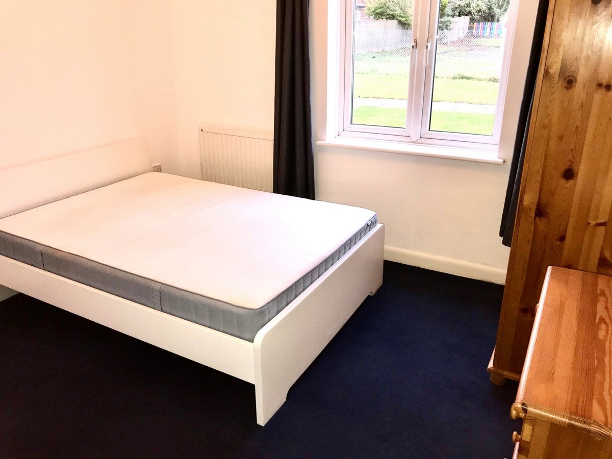 Flat Kenton Road in Greater London