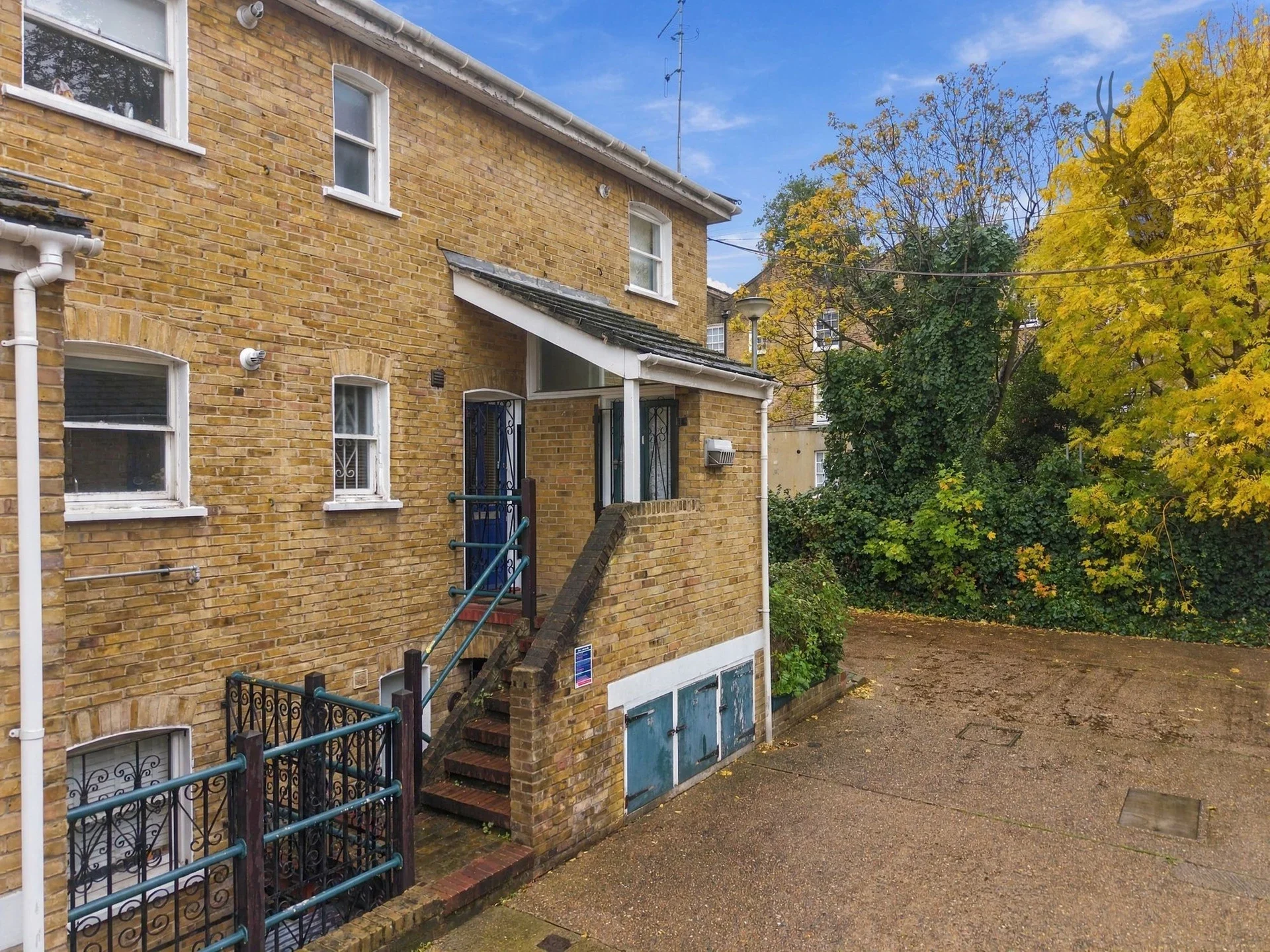 Flat Court Yard in Greater London