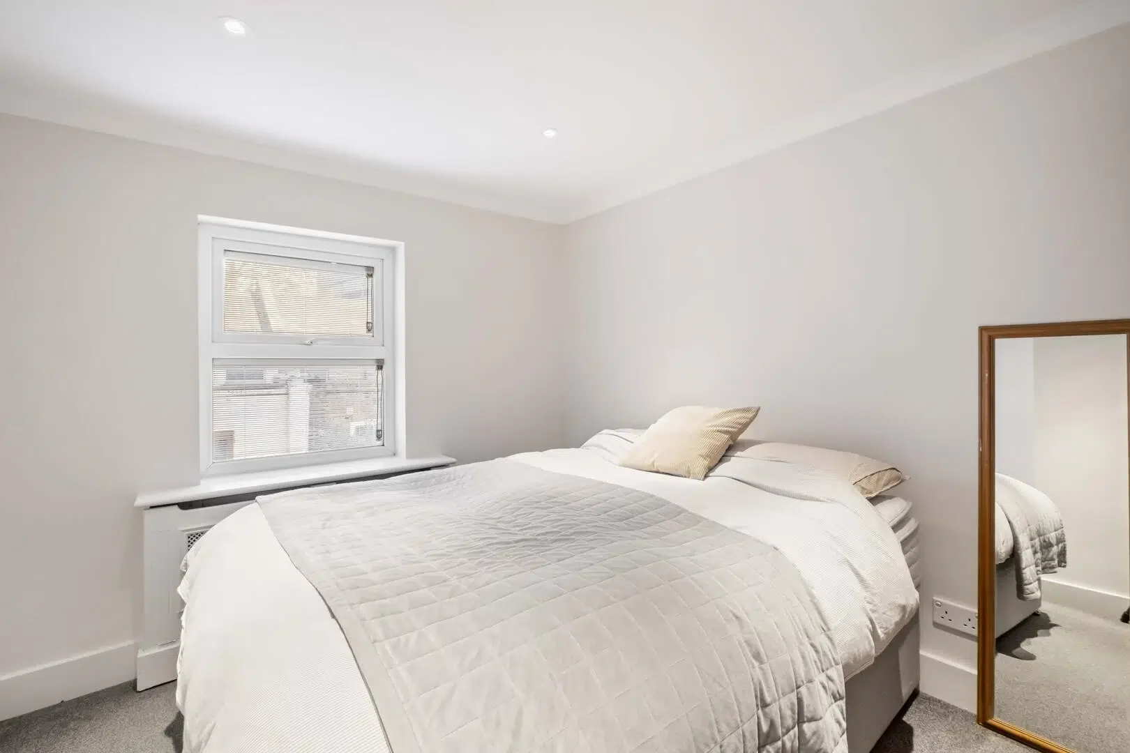 Flat Greyhound Road in Greater London