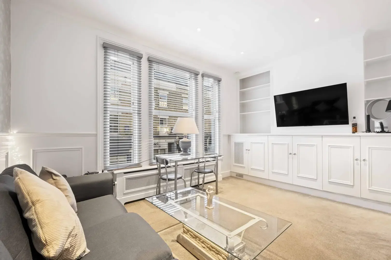 Flat Greyhound Road in Greater London