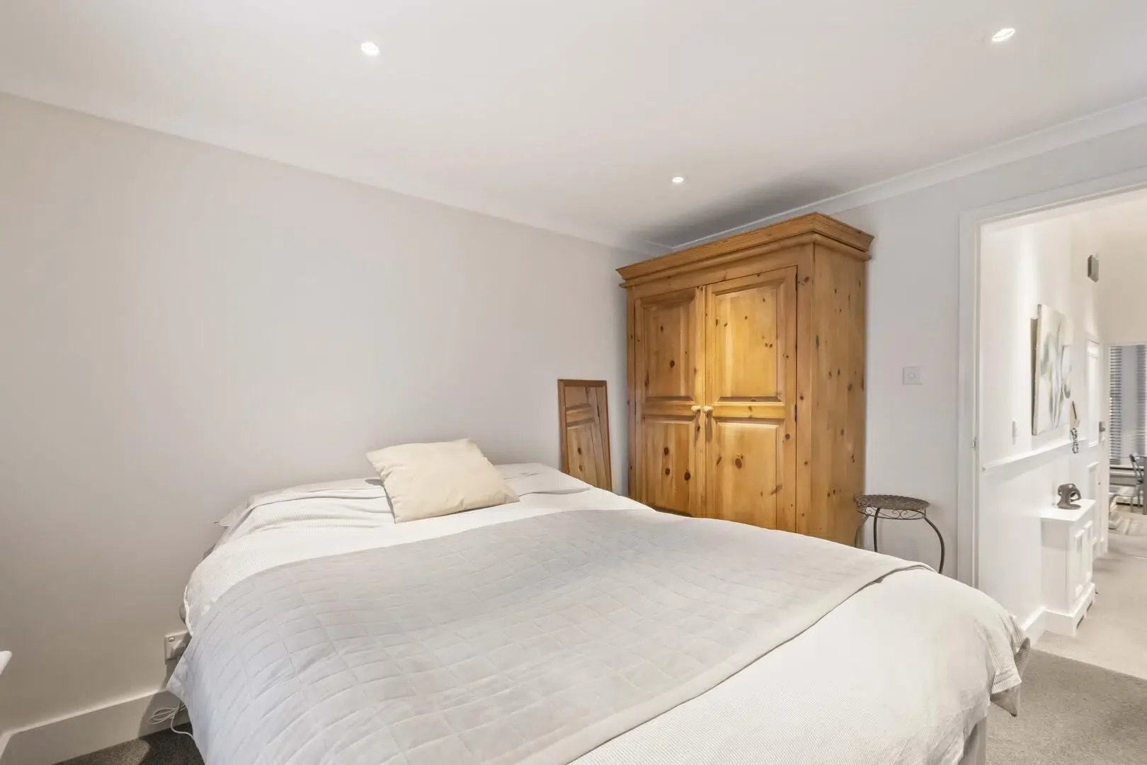 Flat Greyhound Road in Greater London