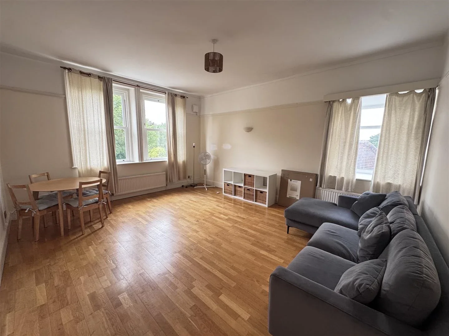 Flat Oakleigh Park South in Greater London