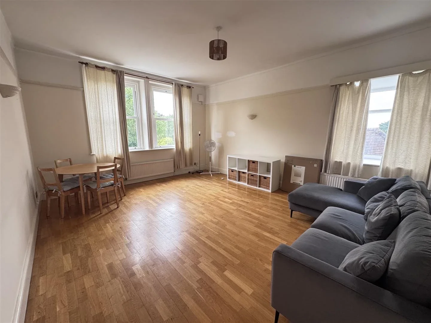 Flat Oakleigh Park South in Greater London
