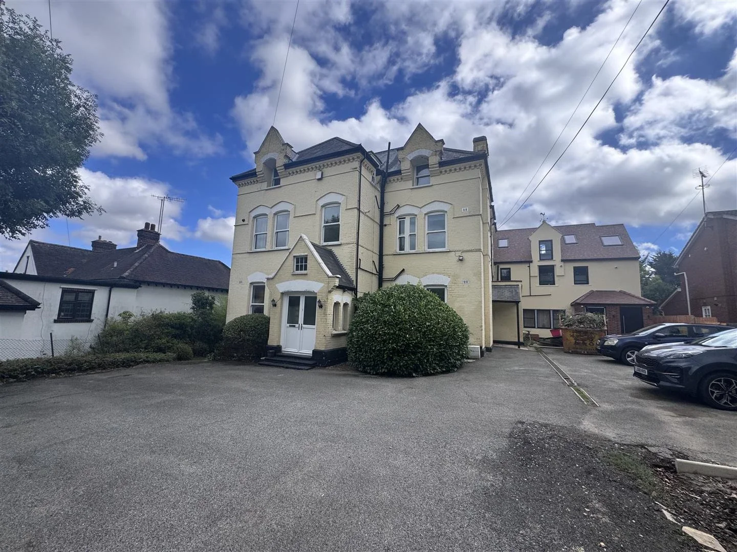 Flat Oakleigh Park South in Greater London