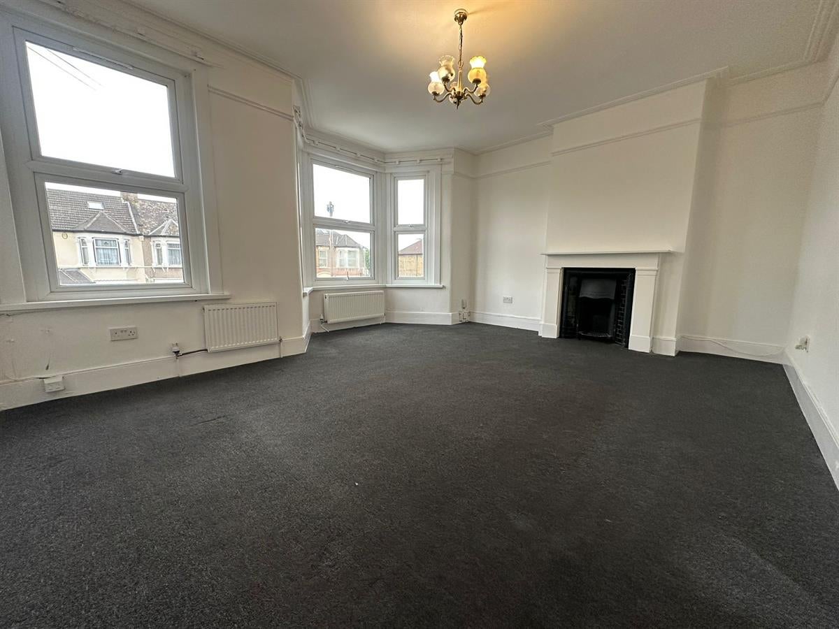 Flat Wellwood Road in Greater London