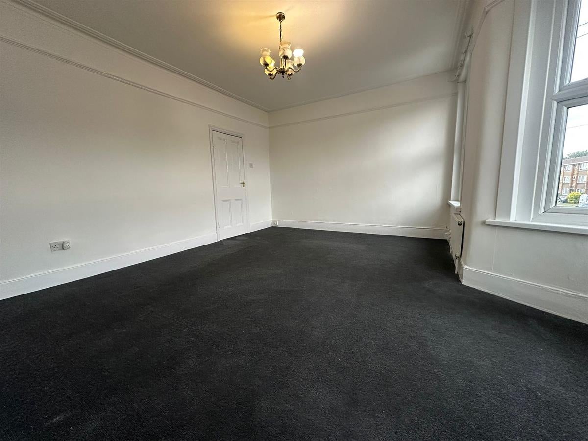 Flat Wellwood Road in Greater London