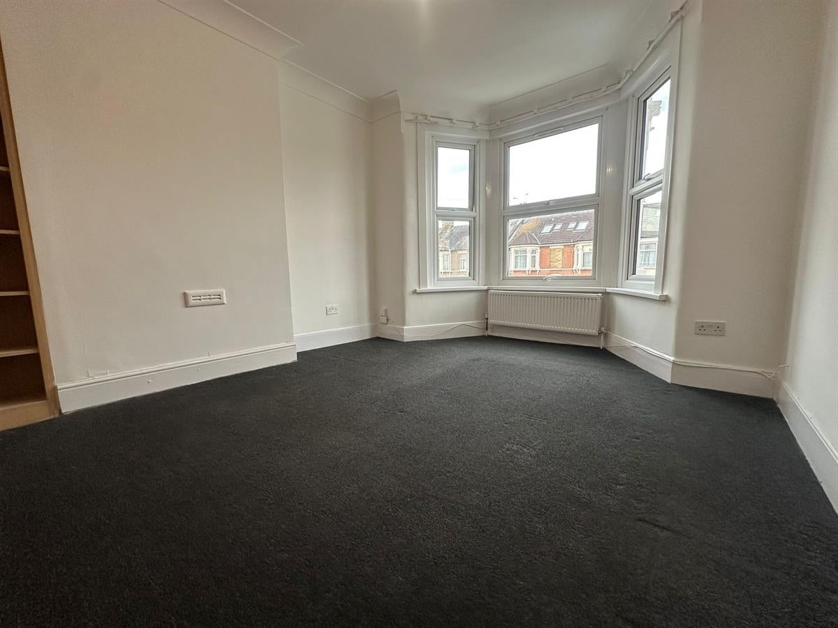 Flat Wellwood Road in Greater London