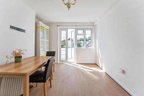 Flat Beech Lawns in Greater London