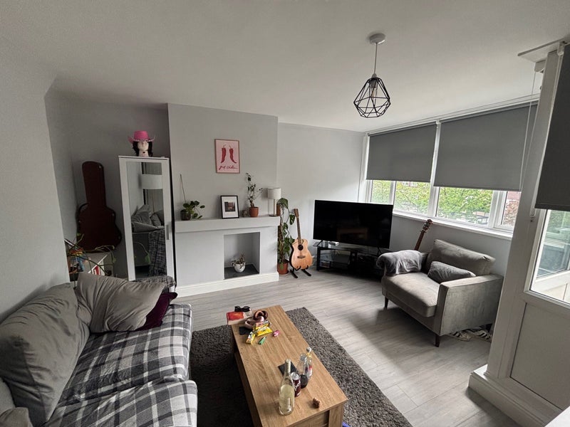 Room Wick Road in Greater London
