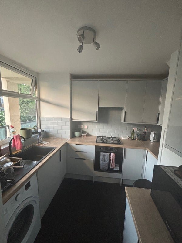 Room Wick Road in Greater London