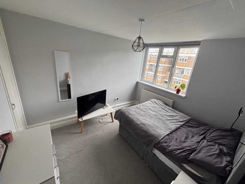 Room Wick Road in Greater London