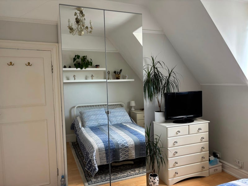 Room Pitshanger Lane in Greater London