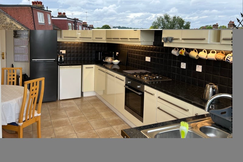 Room Pitshanger Lane in Greater London
