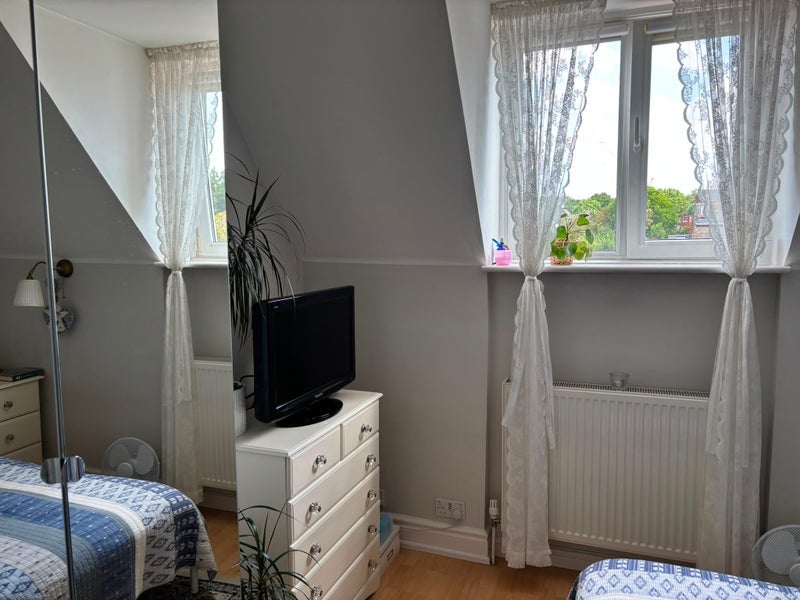 Room Pitshanger Lane in Greater London