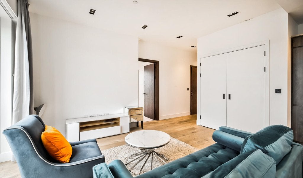 Flat Miles Street in Greater London