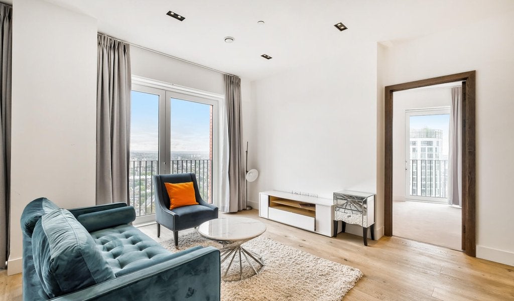 Flat Miles Street in Greater London