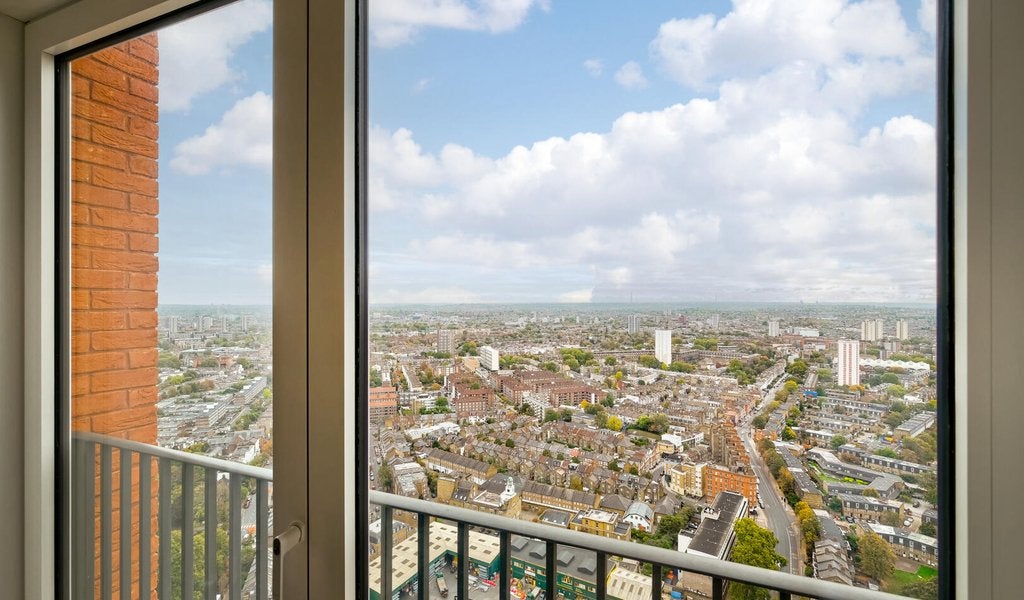 Flat Miles Street in Greater London