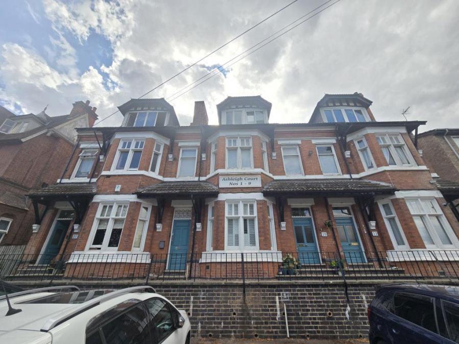 Flat Stoneygate Road in Leicester