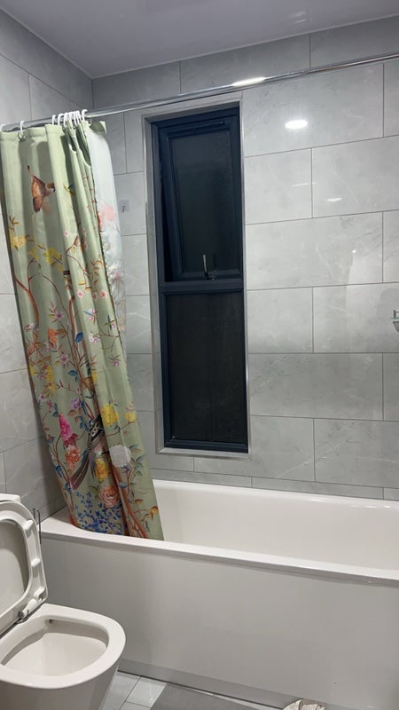 Room Winter Avenue in Greater London