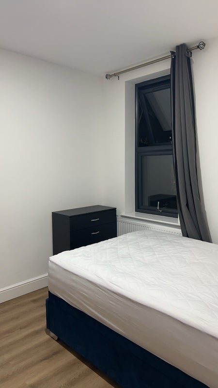 Room Winter Avenue in Greater London