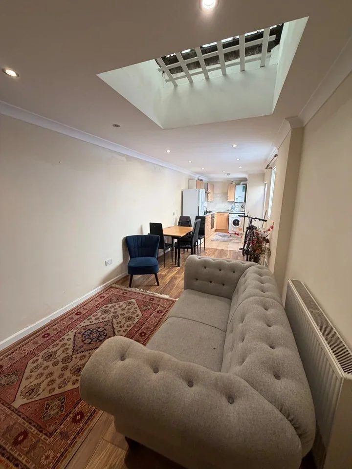Flat Upper Tooting Road in Greater London