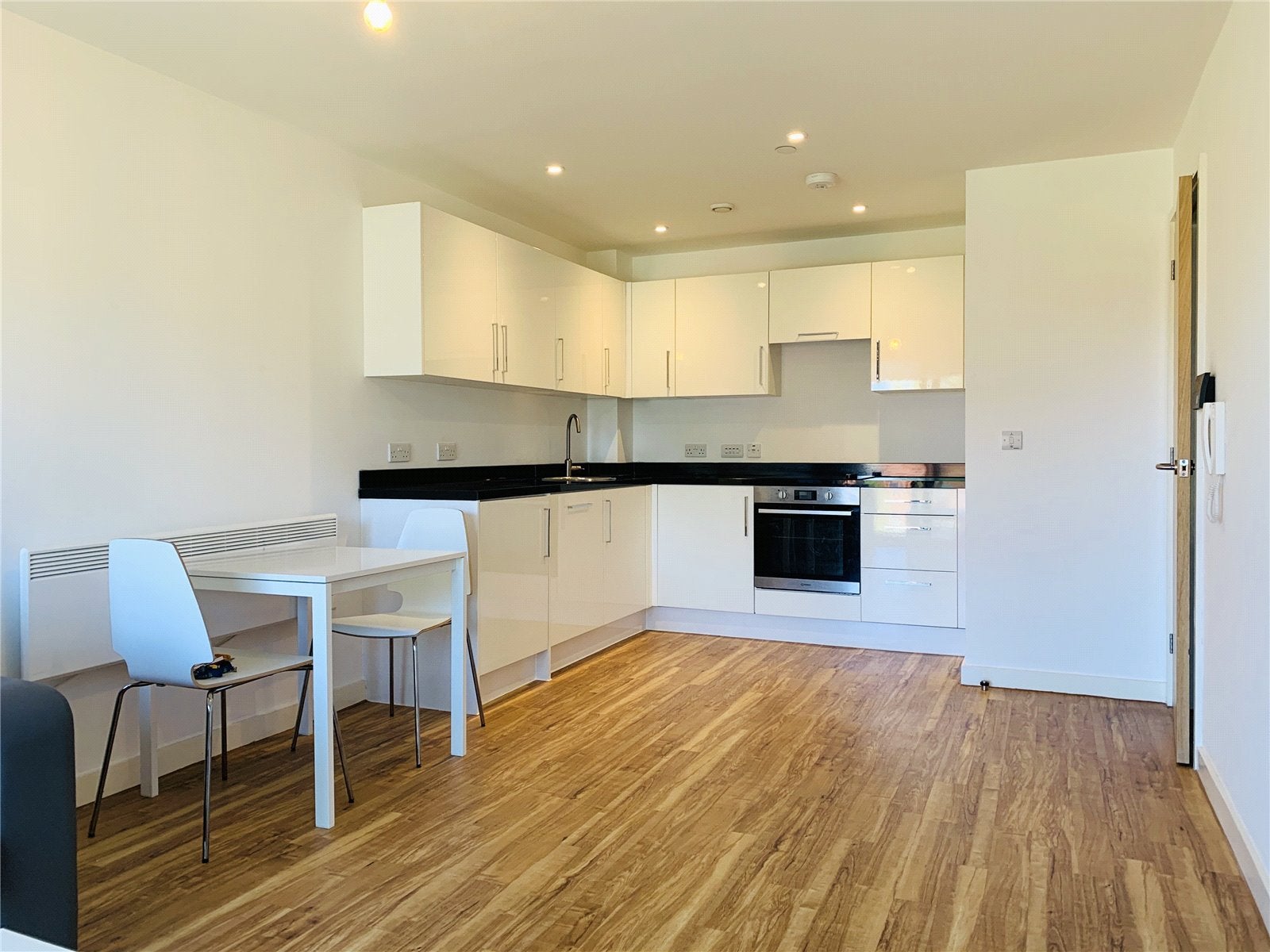 Flat Bouverie Court in Leeds
