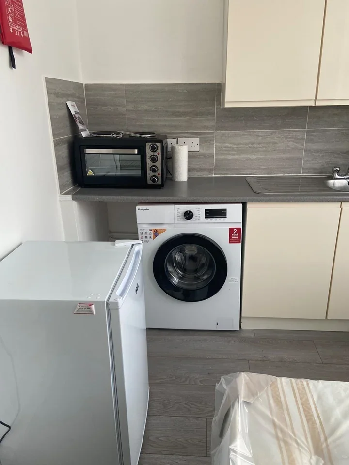 Room Clarence Road in Greater London