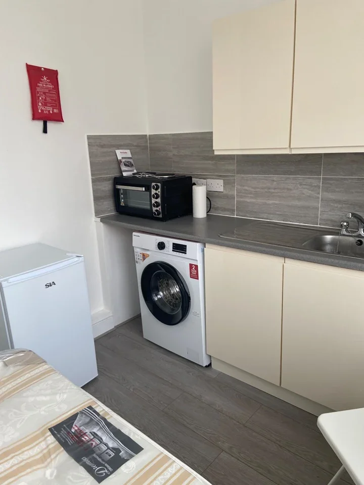 Room Clarence Road in Greater London