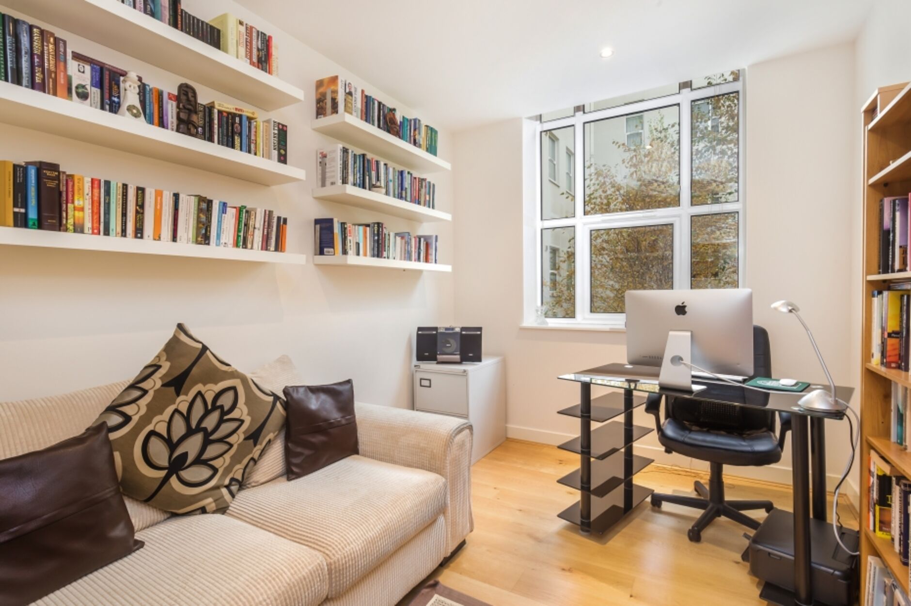Flat Bromyard Avenue in Greater London