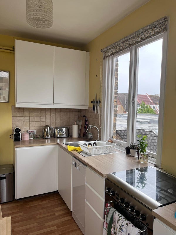 Room Pitshanger Lane in Greater London