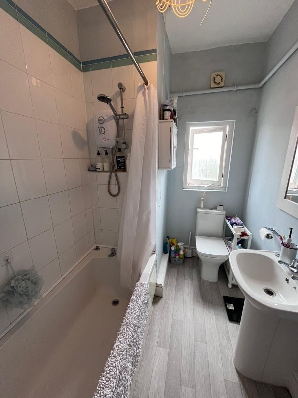 Room Pitshanger Lane in Greater London