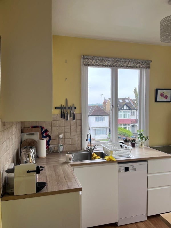 Room Pitshanger Lane in Greater London