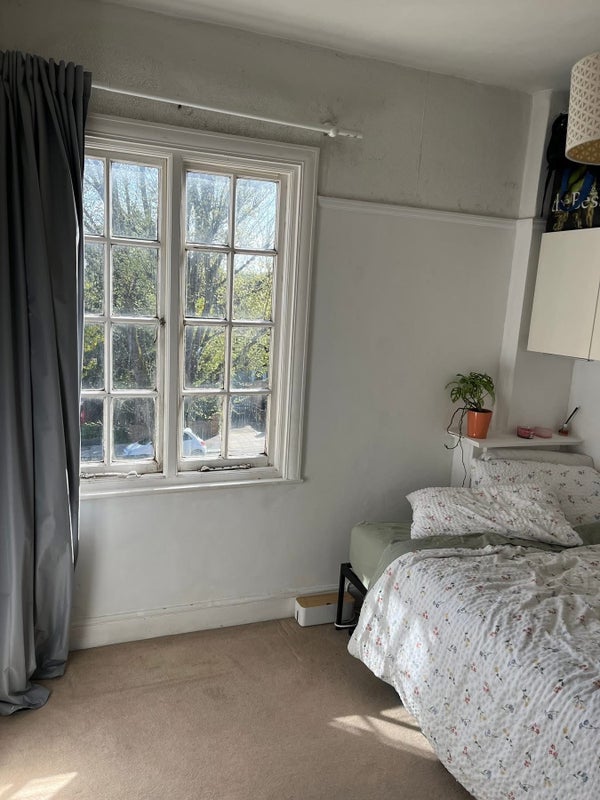 Room Pitshanger Lane in Greater London
