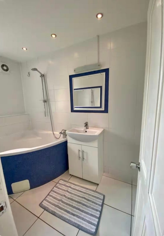 Room Strasburg Road in Greater London