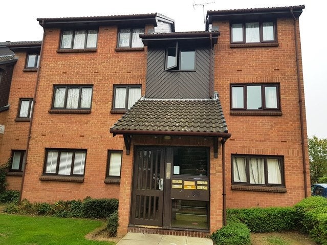 Flat Pycroft Way in London