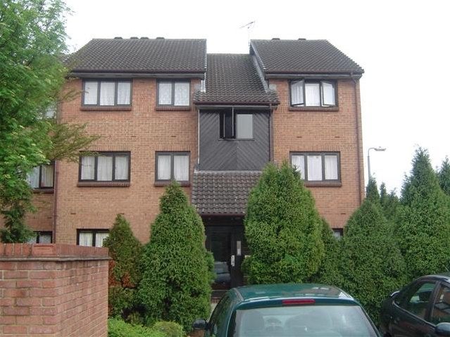 Flat Pycroft Way in London